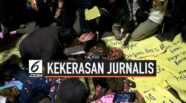 Wartawan dari berbagai media yang tergabung dalam Wartawan Hitam Jakarta mengecam kekerasan yang dilakukan Polisi saat unjuk rasa di Gedung DPR/MPR.