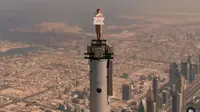 Video Pramugari Emirates Berdiri di Puncak Gedung Burj Khalifa, Asli atau Editan?  (dok.Instagram @emirates/https://www.instagram.com/p/CSMruzLJlNw/Henry)