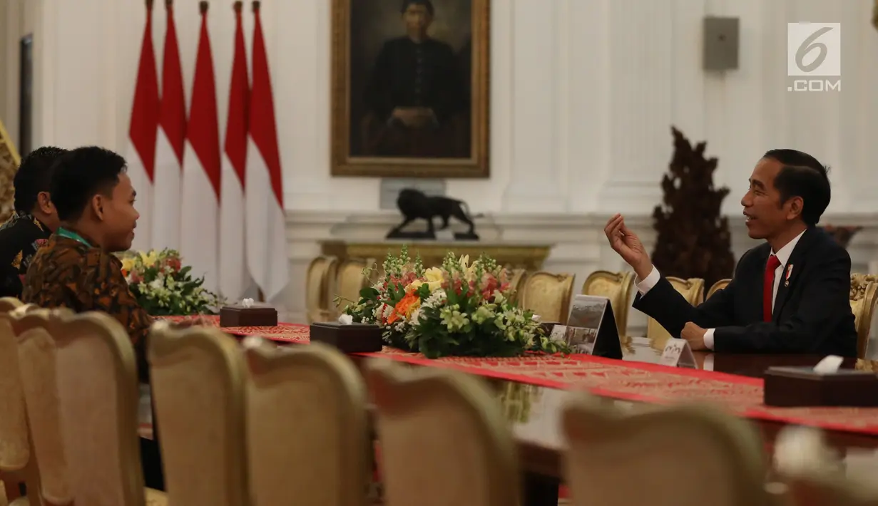 Presiden Joko Widodo berbincang dengan Menpora Imam Nahrawi dan Lifter Eko Yuli Irawan di Istana Merdeka, Jakarta, Kamis (8/11). Jokowi mengapresiasi prestasi Eko Yuli yang berhasil meraih medali emas di nomor 61 kg. (Liputan6.com/Angga Yuniar)