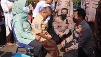 Kapolda Banten Dan Alumni Akabri 1996, Menggelar Vaksin Ke Penyandang Disabilitas. (Kamis, 23/09/2021). (Dokumentasi Polda Banten).