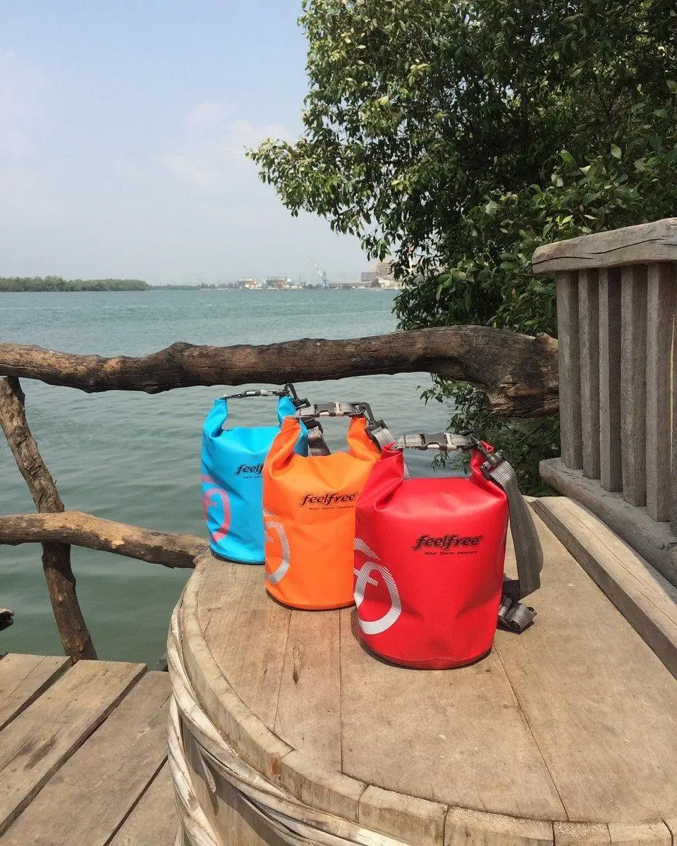 Bawa dry bag ketika traveling ke Labuan Bajo. (Sumber Foto: waterproofingbags/Instagram)