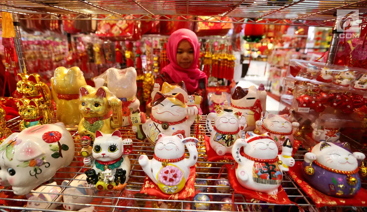 Penjual merapikan pernak-pernik Imlek di atrium Lippo Mall Puri, Jakarta, Jumat (01/2). Kegiatan menyambut Tahun Baru Imlek yang mengusung tema Let’s Gong Xi berlangsung hingga 28 Februari 2019. (Liputan6.com/Fery Pradolo)