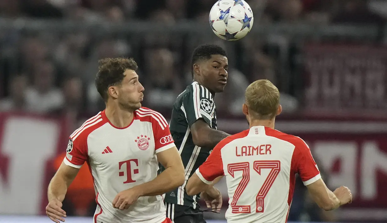 Penyerang Manchester United Marcus Rashford ditantang oleh pemain Bayern Munchen Leon Goretzka dan Konrad Laimer dalam matchday 1 Grup A Liga Champions 2023/2024 di Allianz Arena, Kamis (21/9/2023). (AP Photo/Matthias Schrader)