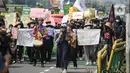 Puluhan anak muda menggelar longmarch sepanjang jalan Pemuda, Jakarta, Kamis (21/7/2022). Aksi yang bertemakan Youth20ccupy: Voice of the Future tersebut dilakukan untuk menyuarakan permasalahan pengerusakan lingkungan yang berakibat krisis pangan serta menghambat pertumbuhan ekonomi. (Liputan6.com/Faizal Fanani)