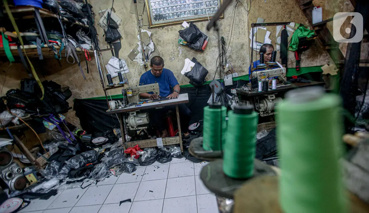 Pekerja membuat produk tas di unit produksi Artrek, Jakarta, Selasa (3/11/2020). Pemprov DKI Jakarta telah memutuskan menaikkan upah minimum provinsi (UMP) 2021 sebesar Rp 4.416.186,548 atau meningkat 3,27 persen dari 2020 bagi perusahaan tidak terkena dampak COVID-19. (Liputan6.com/Faizal Fanani)