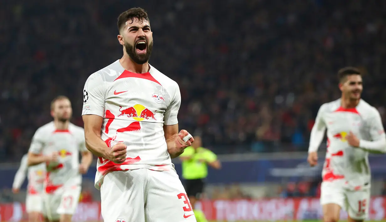 Pemain RB Leipzig Josko Gvardiol melakukan selebrasi usai mencetak gol ke gawang Manchester City pada pertandingan sepak bola leg pertama babak 16 Liga Champions di Leipzig, Jerman, 22 Februari 2023. Pertandingan berakhir imbang 1-1. (AP Photo/Andreas Gora)