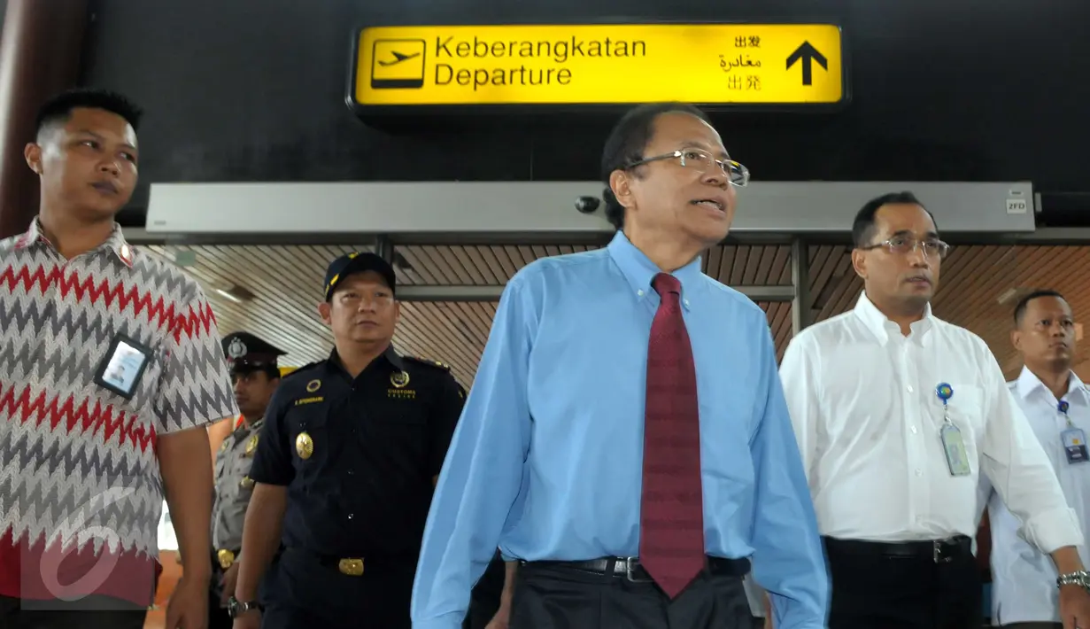 Menko Kemaritiman, Rizal Ramli, melakukan inspeksi mendadak ke Bandara Soekarno Hatta, Tangerang, Banten, Senin (25/4). Sidak dilakukan untuk mensosialisasikan bahwa Indonesia memberikan fasilitas bebas visa kepada 169 negara (Liputan6.com/Helmi Afandi)
