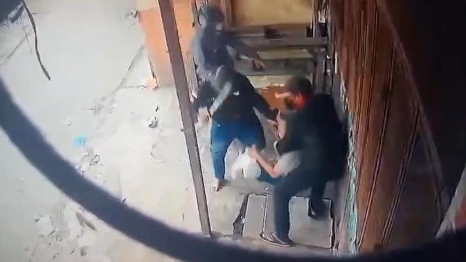 Duel Maut Pemilik Warung Lawan 3 Perampok Bersenjata Tajam, Tetap Melawan Meski Bersimbah Darah
