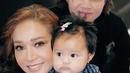 "Ameena ama Oda (oma Bunda) And kakak @duljaelani," tulis Maia Estianty di Instagramnya. Ya, Maia memiliki nama sapaan Oda. (Foto: Instagram/ maiaestiantyreal)
