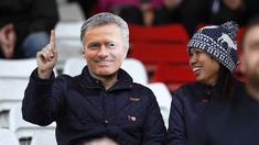  Seorang suporter menggunakan topeng pelatih Chelsea Jose Mourinho pada laga Liga Premier Inggris di Stadion Britania, Minggu (8/11/2015) dini hari WIB. Mourinho dilarang mendampingi timnya oleh Football Association ( FA ). ( Reuters/ Ed Sykes)