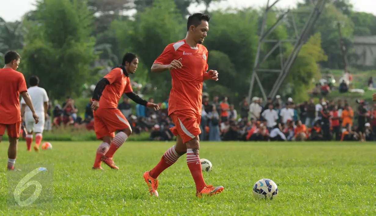 Gelandang Persija, Rahmad Afandi saat berlatih di NYTC, Depok, Rabu (17/2/2016). Latihan perdana Persija jelang berlaga di turnamen Piala Bhayangkara 2016 tanpa didampingi pelatih asal Brasil, Paulo Camargo. (Liputan6.com/Helmi Fithriansyah)