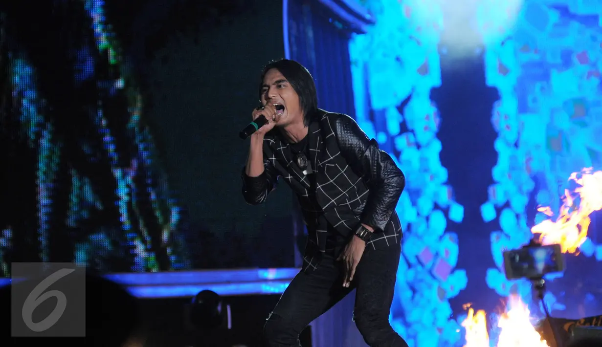 Vokalis Setia band, Charly saat beraksi di panggung Move On Party 2016 di pantai karnaval Ancol, Jakarta, (31/12). Sejumlah artis papan atas Indonesia turut menghibur Masyarakat yang berkunjung ke pantai Ancol. (Liputan6.com/Herman Zakharia)