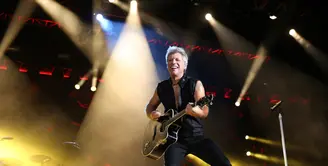 John Francis Bongiovi, Jr atau akrab dengan panggilan Jon Bon Jovi ini saat beraksi di konsernya yang kedua kali di Jakarta. Bon Jovi tampil di Gelora Bung Karno Senayan pada Jumat (11/9/2015) malam. (Foto: Faizal Fanani/Liputan6.com)