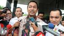Wali Kota Semarang, Hendra Prihadi menjawab pertanyaan wartawan usai menjalani pemeriksaan oleh KPK, Jakarta, Selasa, (16/2). Hendra diperiksa sebagai saksi dugaan suap anggaran Kemenpupera. (Liputan6.com/Helmi Afandi)