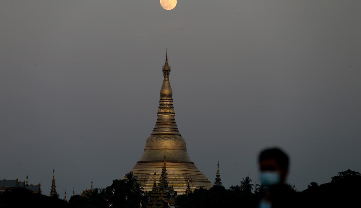 Bulan purnama terlihat di atas Pagoda Shwedagon di Yangon, Myanmar (29/11/2020). Festival itu dirayakan di Myanmar sebagai hari libur nasional dan menandai akhir musim hujan. (Xinhua/U Aung)