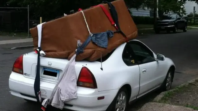 Cara kurang cerdas membawa barang besar dengan mobil.