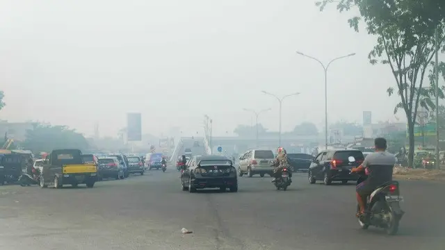 Kabut asap pekat yang menyelimuti Pekanbaru membuat aktivitas pendidikan lumpuh.