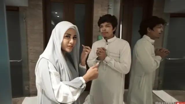 6 Potret Atta Halilintar dan Aurel Hermansyah Pakai Busana Muslim Senada, Serasi