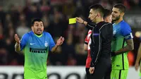 Pemain Inter Milan, Gary Medel, mendapat kartu kuning dari wasit saat melawan Southampton pada laga Grup K Liga Europa di Stadion St Mary's, Jumat (4/11/2016) dini hari WIB. (AFP/Glyn Kirk)