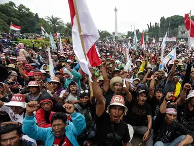 Ribuan nelayan tradisional dari berbagai daerah menggelar unjuk rasa di depan Istana Negara, Jakarta Pusat, Rabu (17/1). Mereka mendesak pemerintah mencabut Peraturan Menteri Nomor 2/2015 tentang penggunaan cantrang. (Liputan6.com/Faizal Fanani)