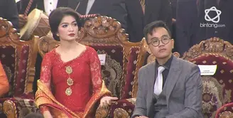 Cantiknya menantu Presiden Jokowi di prosesi adat Kahiyang Ayu- Bobby Nasution dengan menggunakan kebaya berwarna merah.