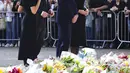 Pangeran William, Kate Middleton, dan Pangeran Harry serta Meghan Markle, menghampiri buket bunga duka atas kepergian Ratu Elizabeth II. (Foto: Chris Jackson/Pool Photo via AP)