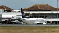 Pesawat milik Batavia Air dengan nomor 7P701, yang mengeluarkan percikan api di Bandara Ngurah Rai, Bali. Sedikitnya 6 penumpang terluka akibat kepanikan dalam insiden tersebut.(Antara)