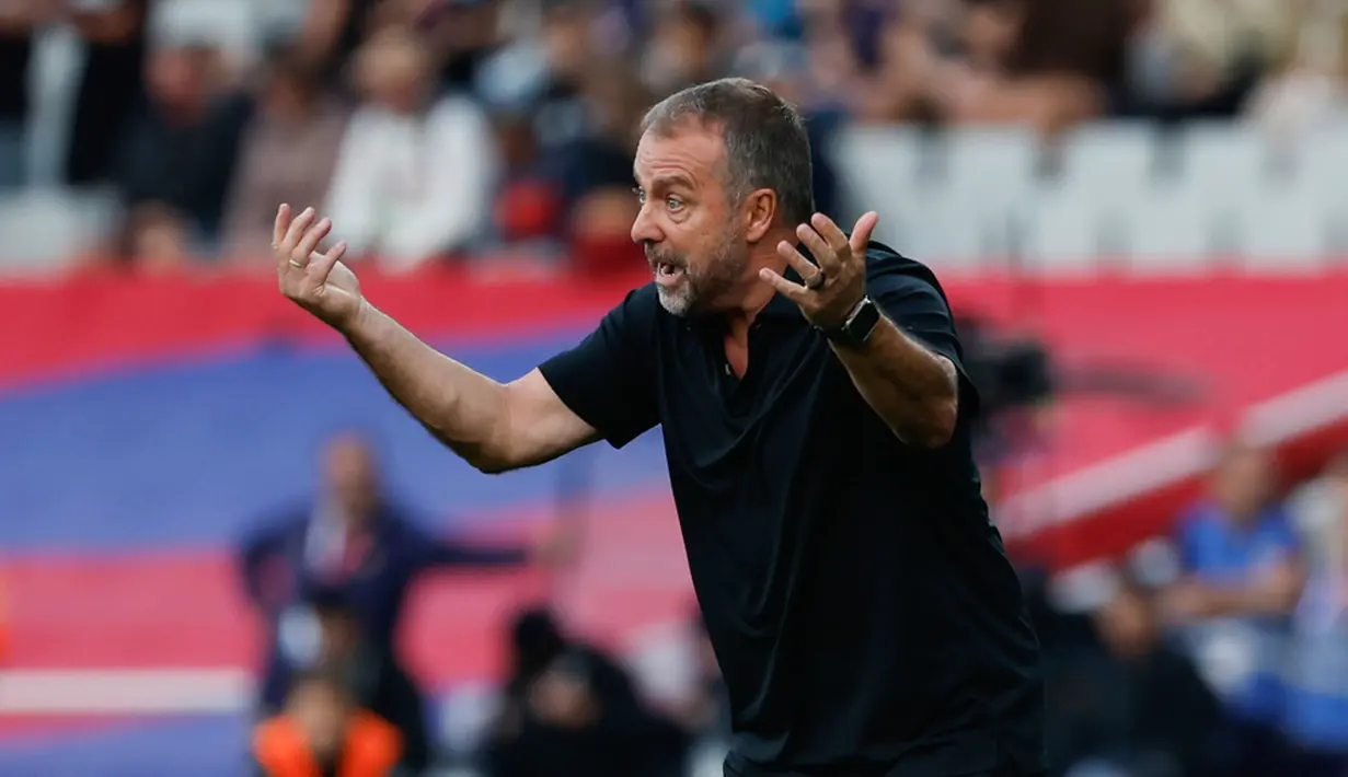 Kartu merah itu menyebabkan Hansi Flick dipastikan tidak akan mendampingi Barcelona saat menghadapi Real Madrid dalam duel panas El Clasico pada lanjutan La Liga 2025/2026 akhir pekan depan. (AP Photo/Joan Monfort)
