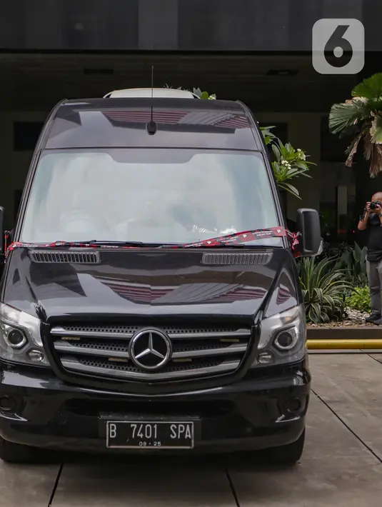 Sebelumnya, KPK menduga kendaraan mewah tersebut disembunyikan di wilayah Kelurahan Jatipadang, Pasar Minggu, Jakarta Selatan. (merdeka.com/Arie Basuki)