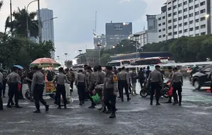 Massa mahasiswa membubarkan diri usai menggelar aksi unjuk rasa di depan Gedung DPR/MPR RI, Jakarta Pusat, Senin (15/6/2026). (Liputan6.com/Ady Anugrahadi)