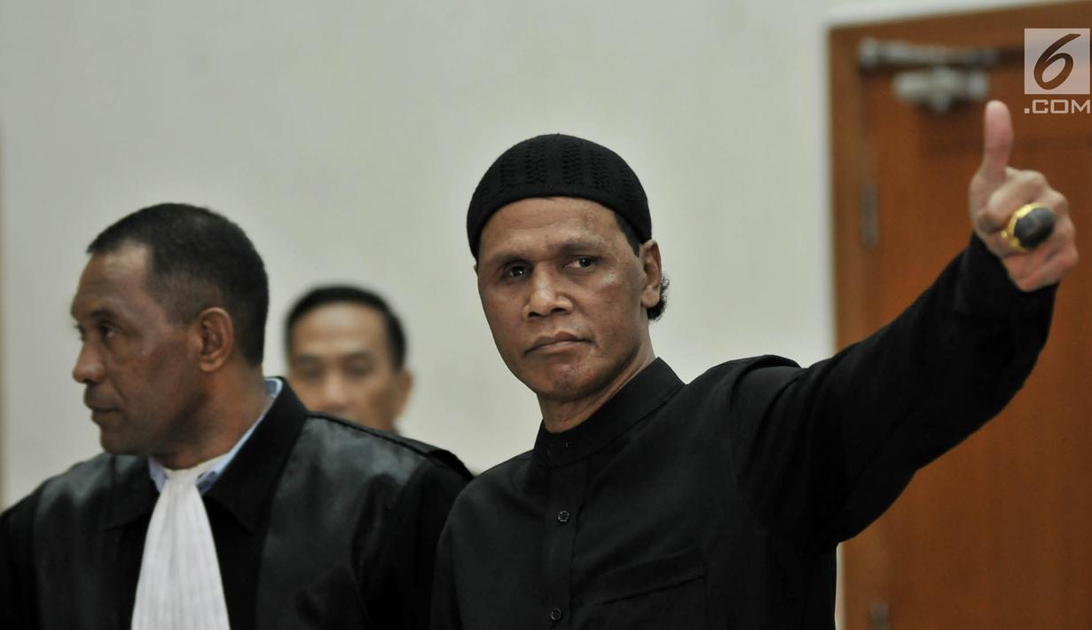 Terdakwa Hercules Rosario Marshal menyapa awak media usai sidang vonis terkait kasus penguasaan lahan milik PT Nila Alam di Pengadilan Negeri Jakarta Barat, Rabu (27/3).  (merdeka.com/Iqbal S. Nugroho)