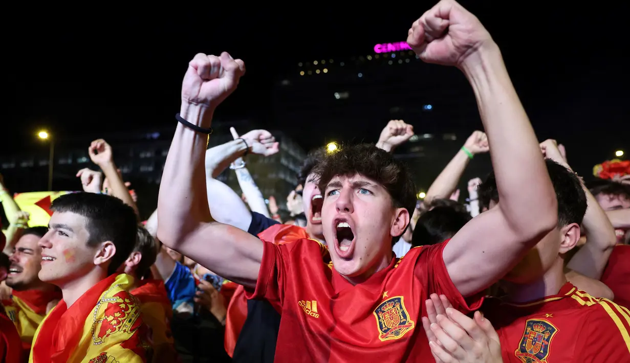 Para penggemar Spanyol merayakan kemenangan Spanyol dalam pertandingan final Euro 2024 antara Spanyol dan Inggris, di Madrid, pada 14 Juli 2024. (Pierre-Philippe MARCOU/AFP)