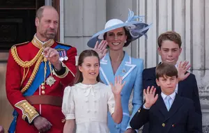 Kate Middleton, Pangeran William, Putri Charlotte, Pangeran George, dan Pangeran Louis muncul di balkon Istana Buckingham untuk Trooping the Color 2026. (dok. CARLOS JASSO / AFP)