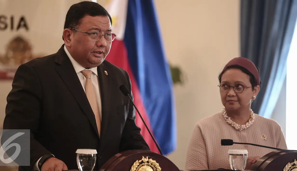 Menlu RI Retno Marsudi (kanan) dan Menlu Filipina Jose Rene Almendras memberi keterangan pers, Jakarta, Rabu (4/5). Jose berharap 4 WNI yang masih disandera Abu Sayyaf bisa segera dibebaskan. (Liputan6.com/Faizal Fanani)