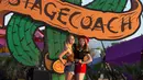 Dua wanita cantik berpose menggunakan topi koboi saat menghadiri Festival musik Country Stagecoach di Empire Polo Club di Indio, California, 29 April 2016. (AFP PHOTO/Valerie Macon)