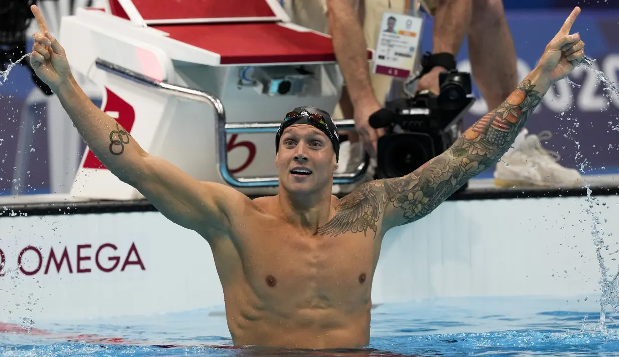 Perenang Amerika Serikat Caeleb Dressel melakukan selebrasi usai memenangkan final gaya bebas 100 meter putra Olimpiade Tokyo 2020 di Tokyo, Jepang, 29 Juli 2021. Untuk beregu, emas diraih Dressel dari nomor 4x100 meter gaya bebas dan 4x100 meter estafet gaya ganti. (AP Photo/Martin Meissner)