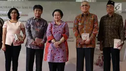 Presiden Indonesia ke-5 Megawati Soekarnoputri (tengah) berfoto bersama dengan Wakil Presiden ke-6 Tri Sutrisno (kedua kanan) saat peluncuran buku tentang Soekarno di Jakarta, Kamis (30/11). (Liputan6.com/Angga Yuniar)
