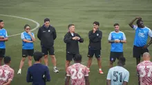 Pelatih PSBS Biak, Marcos Guillermo Samso menyampai beberapa arahan kepada pemain sebelum latihan digelar. PSBS Biak menggelar latihan di Lapangan ASIOP, Kabupaten Bogor, Kamis (22/05/2025). Mereka datang ke Bogor untuk melakoni laga pekan terakhir BRI Liga 1 musim 2024/2025 melawan Dewa United. (Nandang Permana/Bola.com)