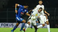 Dua pemain asing Barito, Artur Jesus dan Lucas Silva, merasakan kerasnya sepak bola Indonesia. (Bola.com/Iwan Setiawan)