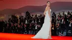 Aktris Penelope Cruz berpose di karpet merah saat menghadiri pemutaran perdana film "Loving Pablo" di Festival Film Venice ke-74 di Venezia, Italia, (6/9). Penelope Cruz tampil anggun dan seksi mengenakan gaun putih. (AP Photo / Domenico Stinellis)