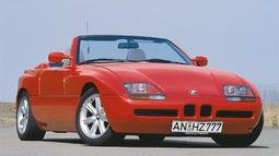 BMW Z1 ini memiliki keunikan pada sistem bukaan pintunya yang tenggelam ke dalam bodi. Mobil ini hanya terproduksi sebanyak 8.000 unit saja. (Source: classicandsportscar.com)