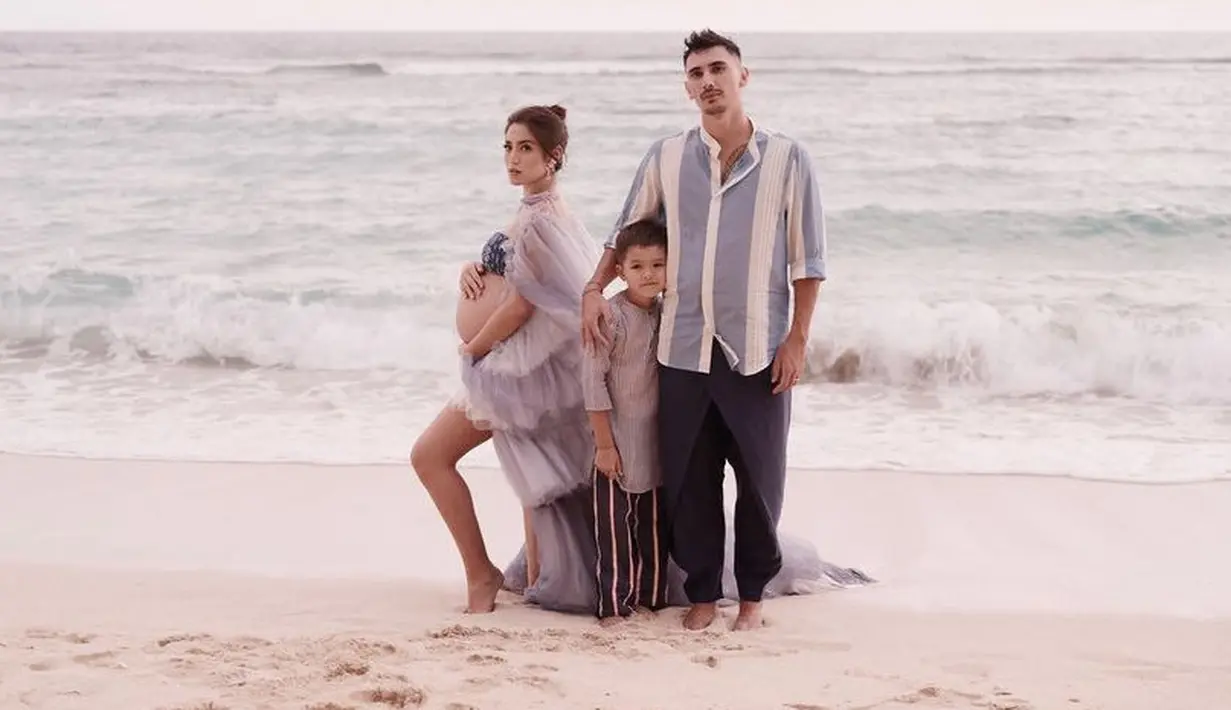 Ketiganya pun berpose di pinggir pantai yang sangat indah. @inijedar