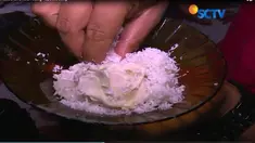 Sepiring durian yang legit dipadu ketan pulen bercampur kelapa banyak diburu para wisatawan yang datang dari berbagai wilayah. 