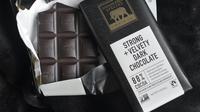 Tips yang bisa kamu ikuti adalah dengan mengonsumsi cokelat hitam. Cokelat hitam dapat mengurangi perubahan kelembaban pada kulit. (Foto: Unsplash.com/Scarlett Alt)