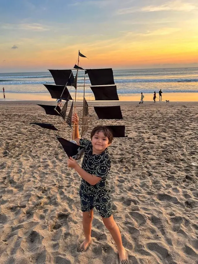 6 Gaya Kasual Jessica Iskandar Liburan di Bali, Ajak Baby Don ke Pantai untuk Pertama Kali