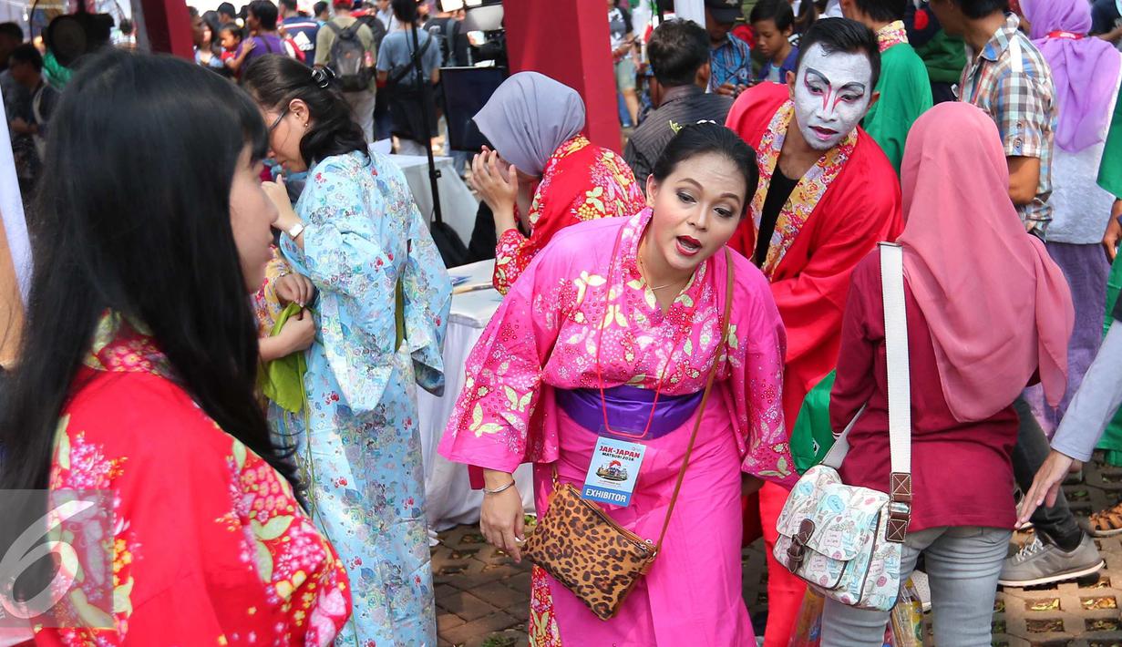 Pengunjung menggunakan kimono pakaian budaya Jepang saat Jak-Japan Matsuri 2016 di Senayan, Jakarta, Sabtu (3/9). Festival tersebut sekaligus untuk memperingati 60 tahun hubungan diplomatik Indonesia-Jepang. (Liputan6.com/Angga Yuniar)