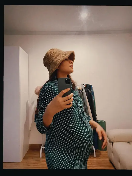 Indah Permatasari melakukan mirror selfie. Topi membuatnya tampak lebih fashionable. (Foto: Instagram/ indahpermatas)