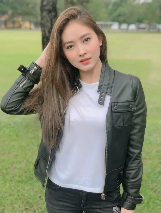 Punya bakat akting yang tak diragukan lagi serta selalu cocok dengan gaya apapun, tak heran jika adik Claresta Federica ini jadi salah satu aktris yang sering dapat tawaran jadi pemeran sinetron hits. (Liputan6.com/IG/@natashawilona12)