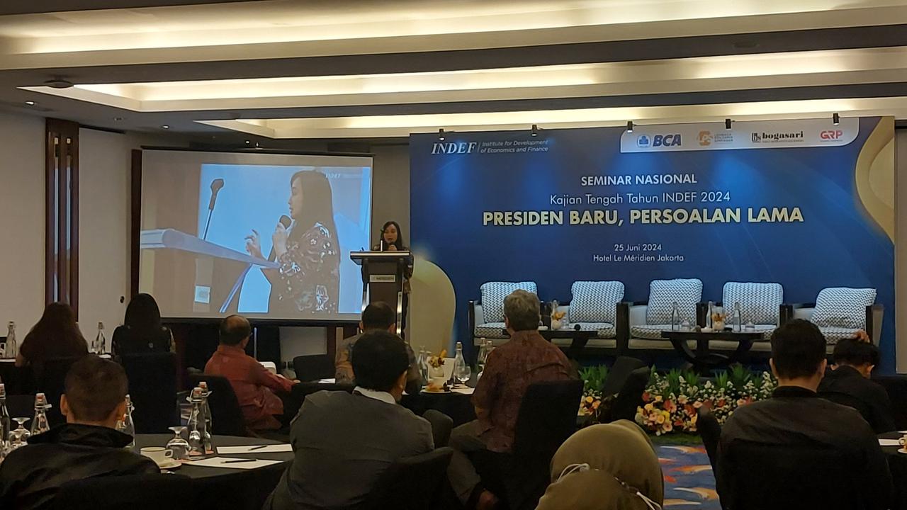 Direktur Eksekutif Institute for Development of Economics and Finance (INDEF) Esther Sri Astuti dalam Kajian Tengah Tahun INDEF 2024 bertajuk 'Presiden Baru, Persoalan Lama', di Hotel Le Meridien, Jakarta, Selasa (25/6/2024). (Arief/Liputan6.com)