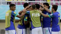 Selebrasi para pemain Timnas Brasil U-17 setelah Estevao mencetak gol kedua ke gawang Ekuador U-17 dalam pertandingan babak 16 Besar Piala Dunia U-17 di Stadion Manahan, Solo, Senin (20/11/2023). (Bola.com/Arief Bagus)